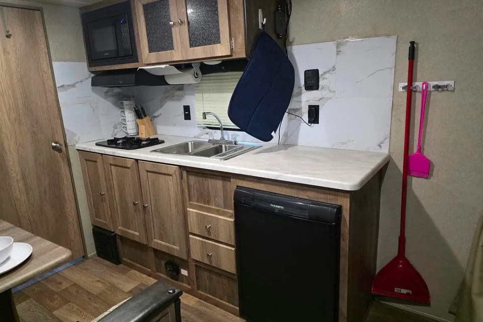 Devon's Puma Puma XLE lite Travel Trailer
