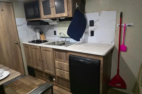 Devon's Puma Puma XLE lite Travel Trailer