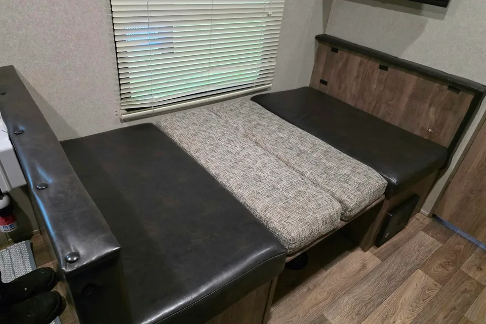 Devon's Puma Puma XLE lite Travel Trailer
