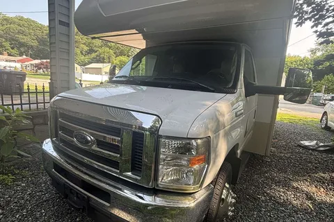 Open Rhode Class C Motorhome (2022 Minni Winnie)