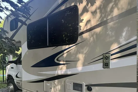 Open Rhode Class C Motorhome (2022 Minni Winnie)
