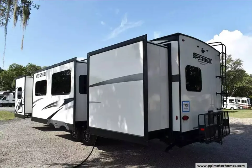 RV with Bunk Room: Bath and Half: Delivery Only ($85) No Prep Fee: Equipped