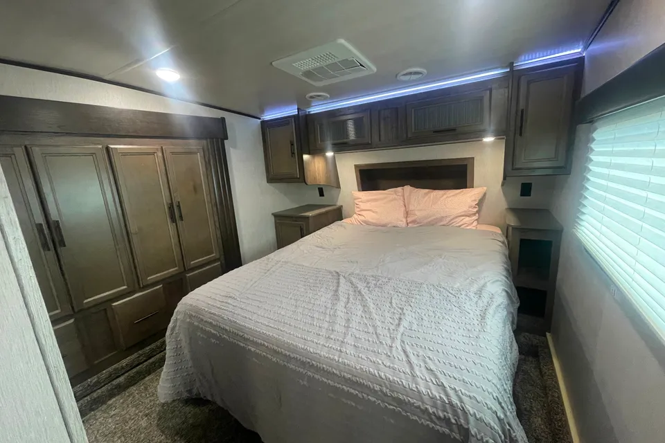 5th Wheel Camper perfect for the entire family