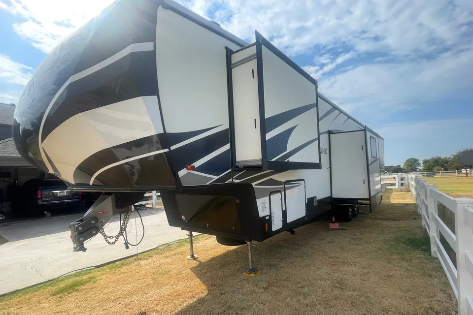 5th Wheel Camper perfect for the entire family