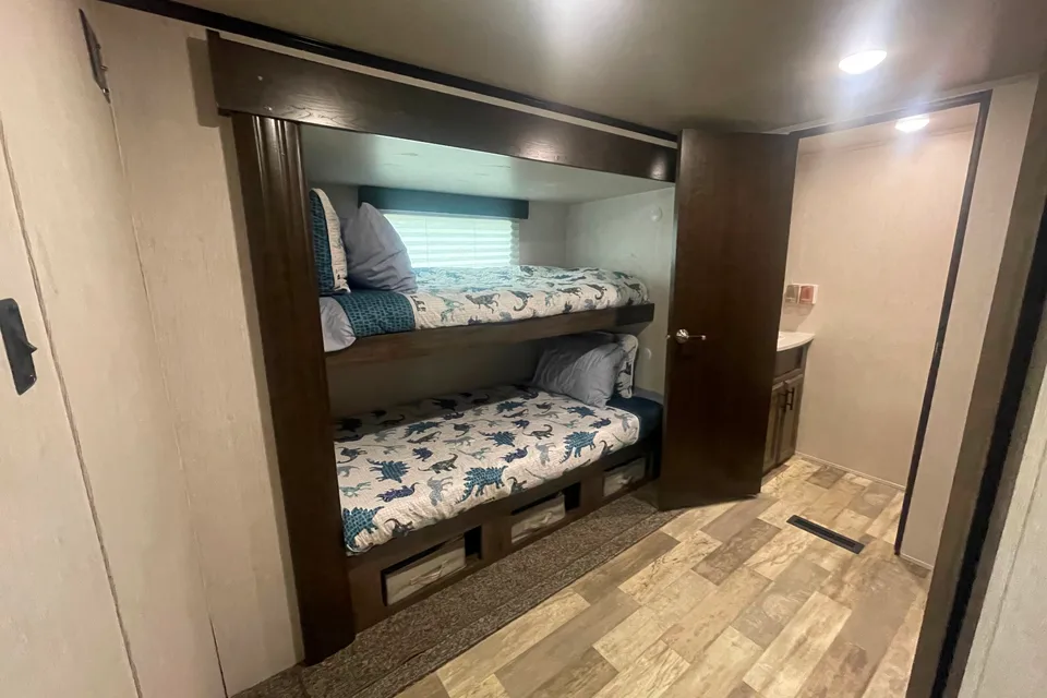 5th Wheel Camper perfect for the entire family