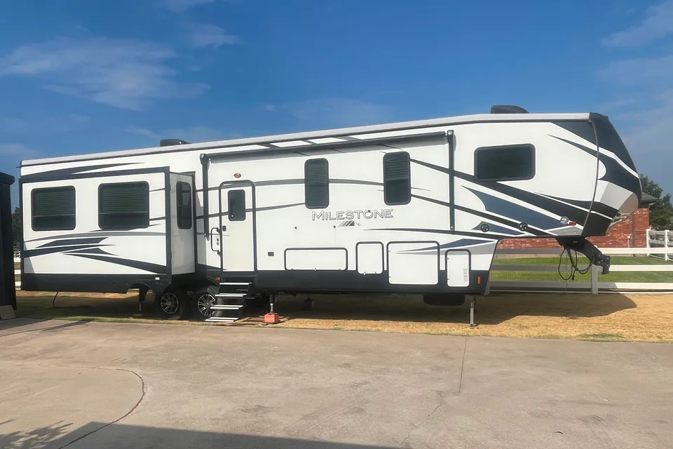 5th Wheel Camper perfect for the entire family