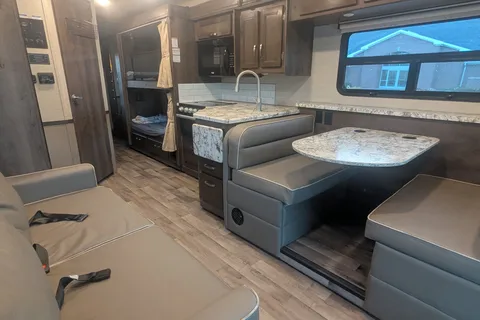 Family-ready Class A - Bunk beds, Solar power, Pet Friendly Jayco Alante 29F