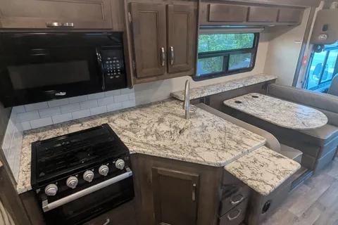 Family-ready Class A - Bunk beds, Solar power, Pet Friendly Jayco Alante 29F