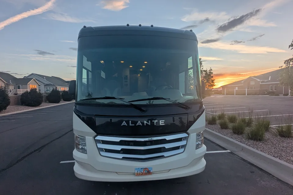 Family-ready Class A - Bunk beds, Solar power, Pet Friendly Jayco Alante 29F