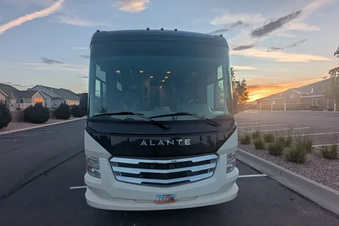 Family-ready Class A - Bunk beds, Solar power, Pet Friendly Jayco Alante 29F