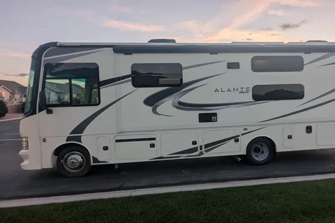 Family-ready Class A - Bunk beds, Solar power, Pet Friendly Jayco Alante 29F