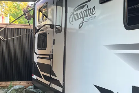 Comfy and Spacious Imagine bunkhouse Travel Trailer