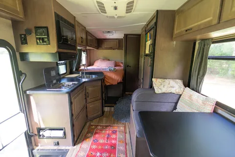 Thor Motor Coach Majestic 23A Class C Easy to drive complete w Everything