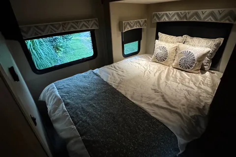 Travel in Class Mercedes-Benz Isata3 Class C