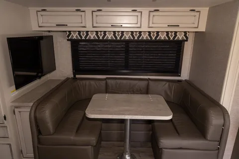 ## 🚐 Location VR familial – Jayco Redhawk Classe C 24 pi | Canada & États-Unis (USA)