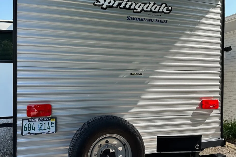 2017 Keystone Summerland 2980BH Sleeps 9!!