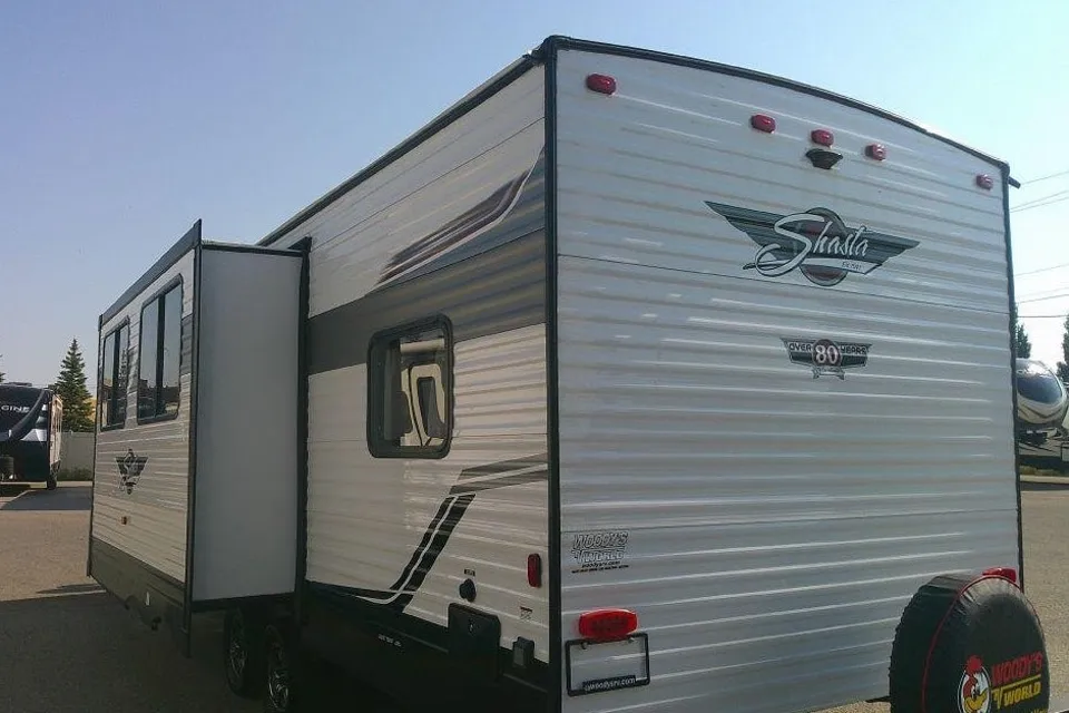 Max’s Shasta 26DB Travel Trailer