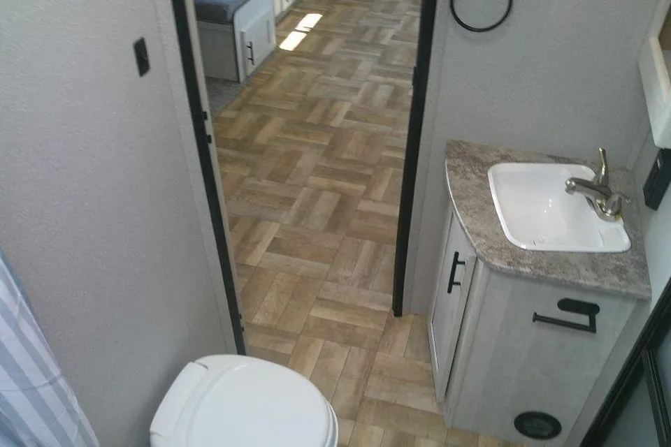 Max’s Shasta 26DB Travel Trailer