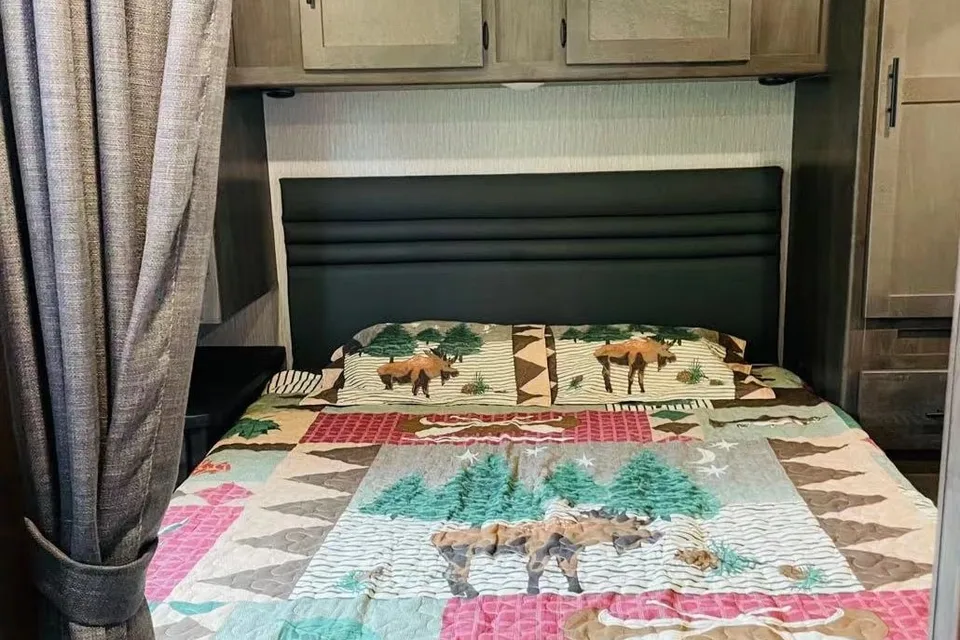 2022 Coachmen Leprechaun Ford 450 Class C,  Sleep 8 people, cozy like home.