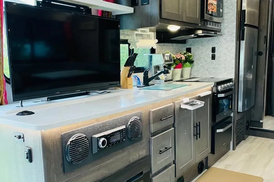 2022 Coachmen Leprechaun Ford 450 Class C,  Sleep 8 people, cozy like home.