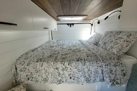 Cozy custom crafted van with Shower, Toilet, A/C , Heat, Solar and more