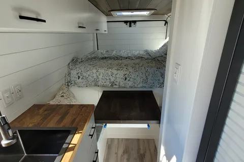 Cozy custom crafted van with Shower, Toilet, A/C , Heat, Solar and more