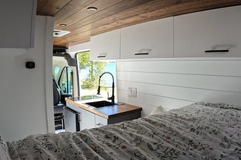 Cozy custom crafted van with Shower, Toilet, A/C , Heat, Solar and more