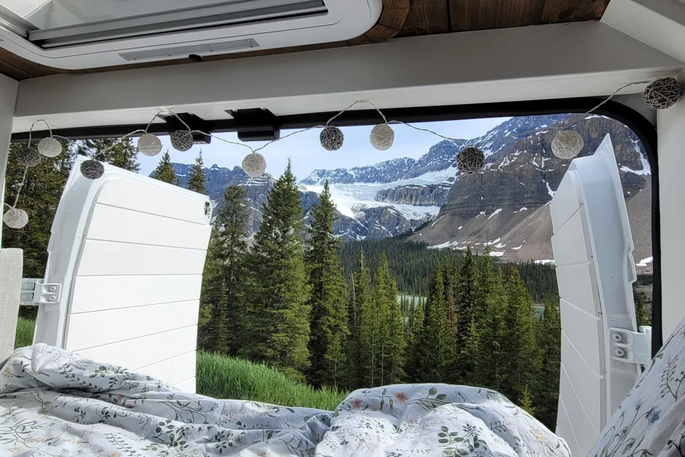 Cozy custom crafted van with Shower, Toilet, A/C , Heat, Solar and more
