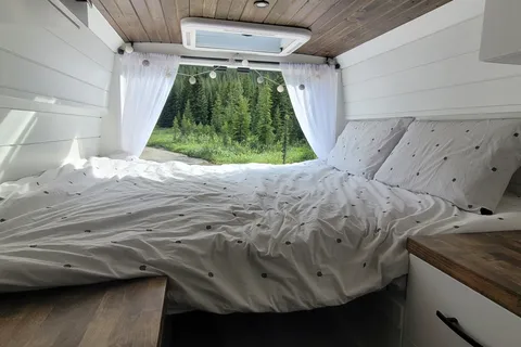 Cozy custom crafted van with Shower, Toilet, A/C , Heat, Solar and more