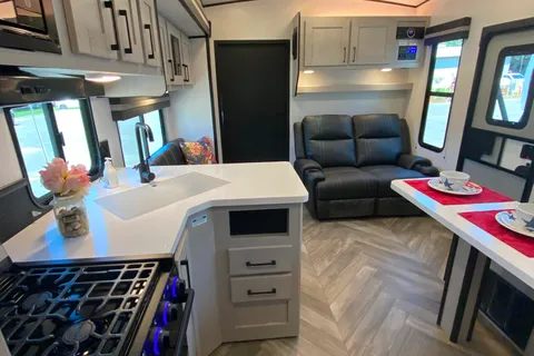 Heartland T333 Travel Trailer / Toy Hauler