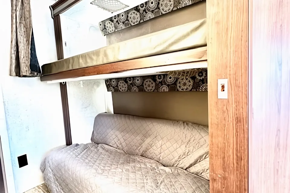 Kermit's Forest River Sunseeker 3250LE Class C