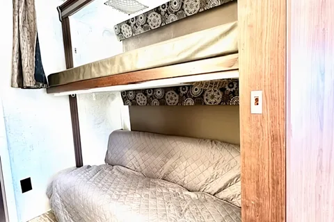 Kermit's Forest River Sunseeker 3250LE Class C
