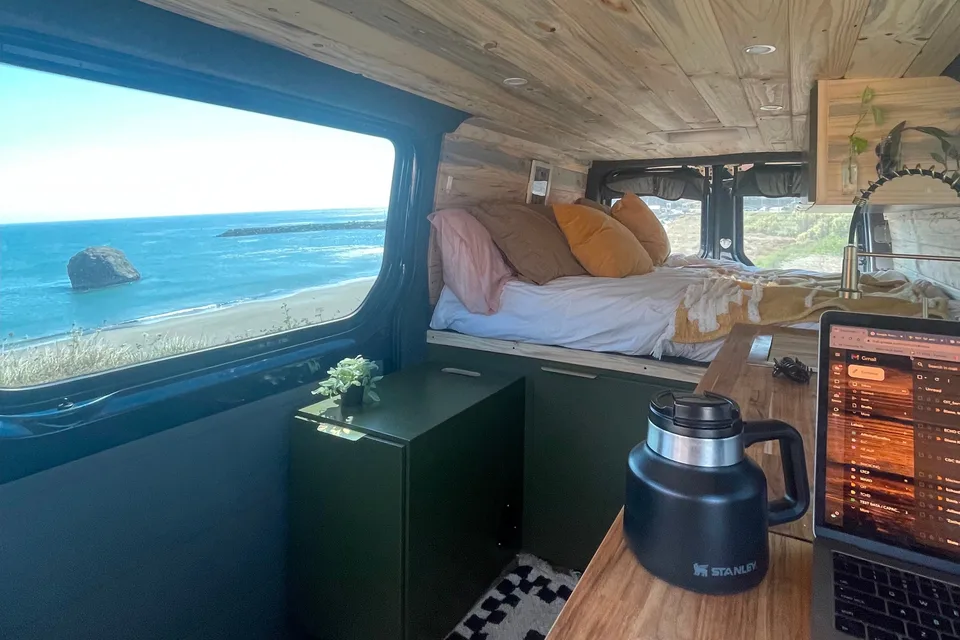 Danger O'Shea - Mercedes-Benz 2500 4x4 Low-Roof Sprinter Van (DIESEL)