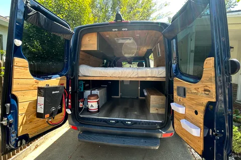 DANGER O'SHEA - Mercedes-Benz 2500 4x4 Low-Roof Sprinter Van (DIESEL)