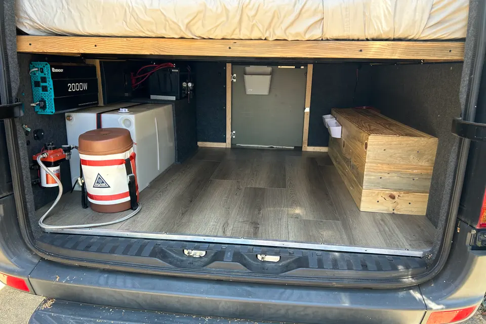 DANGER O'SHEA - Mercedes-Benz 2500 4x4 Low-Roof Sprinter Van (DIESEL)