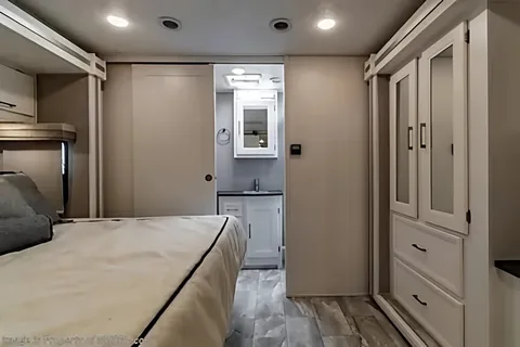 WiFi - ULTRA LUXURIOUS: 2 BATH, KING BED , BUNK BED, MASSAGE CHAIRS