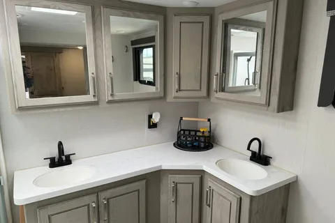 Glenn's 2022 ALPINE 3700FL Fifth Wheel
