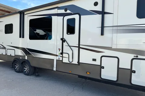 Glenn's 2022 ALPINE 3700FL Fifth Wheel