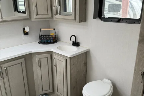 Glenn's 2022 ALPINE 3700FL Fifth Wheel