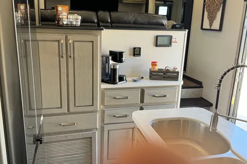 Glenn's 2022 ALPINE 3700FL Fifth Wheel