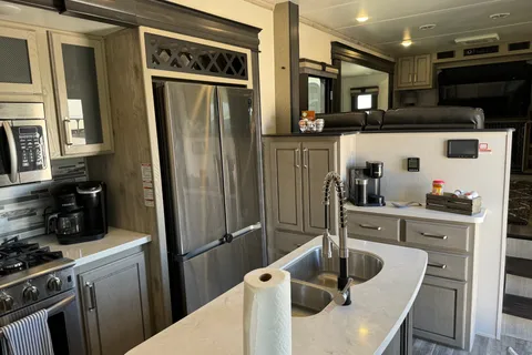 Glenn's 2022 ALPINE 3700FL Fifth Wheel