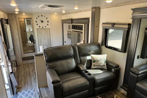 Glenn's 2022 ALPINE 3700FL Fifth Wheel