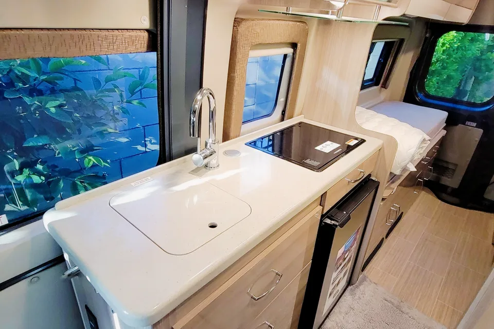 [05] Stress Free RVs - 2021 CLASS B - Dream Sequence - Pop-Top