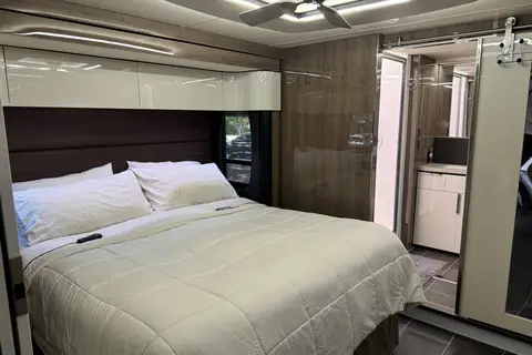 Awesome Contemporary Luxury RV Winnebago Horizon 42Q Class A