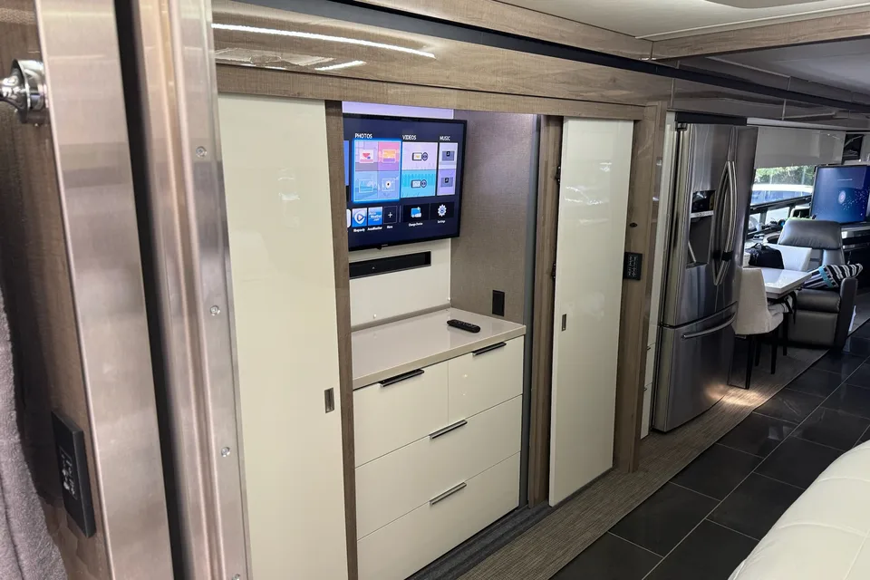 Awesome Contemporary Luxury RV Winnebago Horizon 42Q Class A