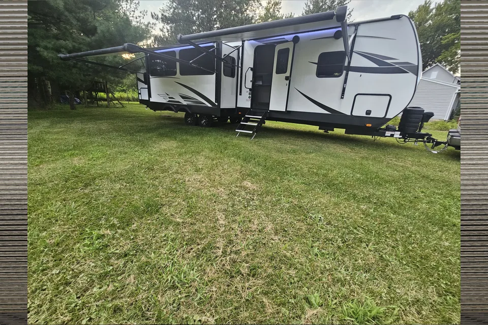 Girls Night Out 2024 Starcraft Spacious King BR Camp In Comfort