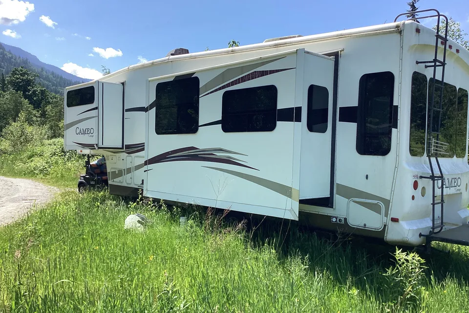 Beautiful Cameo 5th Wheel