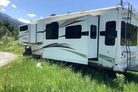 Beautiful Cameo 5th Wheel