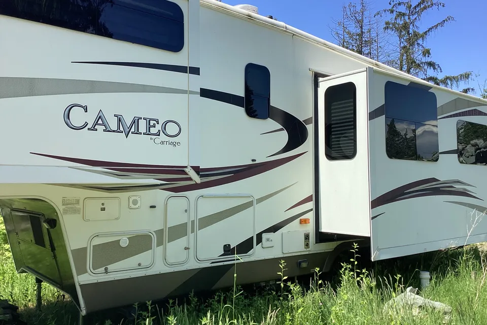 Beautiful Cameo 5th Wheel