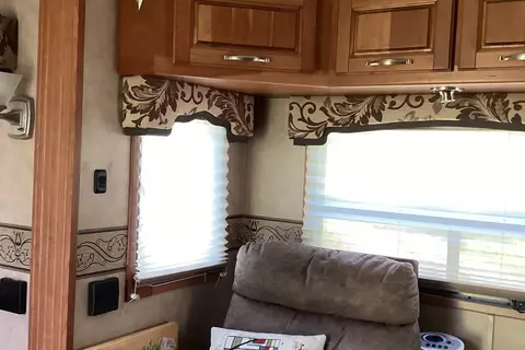 Beautiful Cameo 5th Wheel